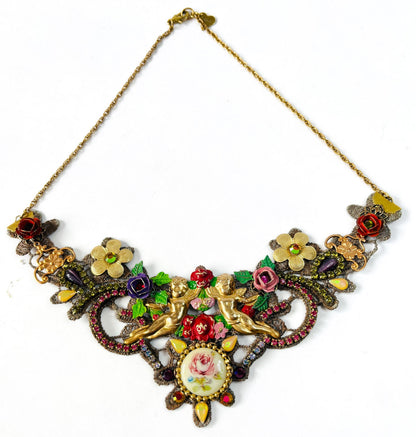 Collar statement floral de inspiración vintage con querubines dorados, flores, cristales y encaje