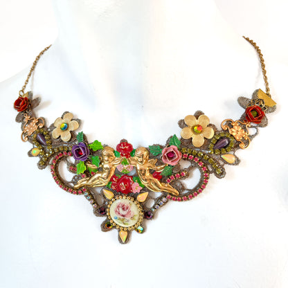 Collar statement floral de inspiración vintage con querubines dorados, flores, cristales y encaje