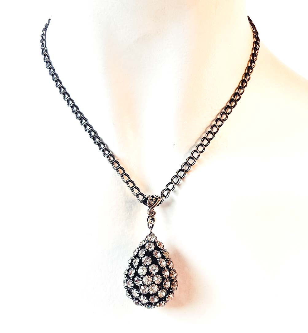 Collar vintage con colgante en forma de lágrima cubierto de cristales facetados