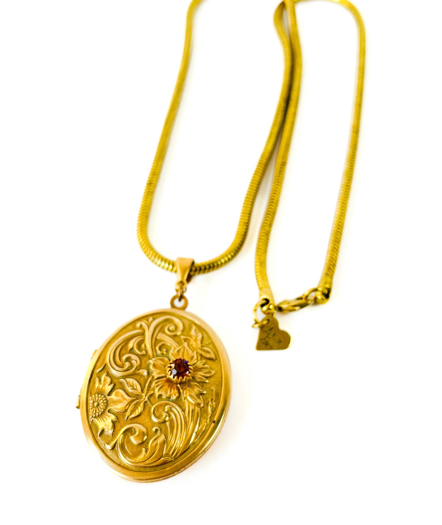 Relicario Floral de Bronce con Cadena Gruesa