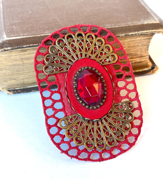 Broche Textil Escarlata con Cristal Facetado