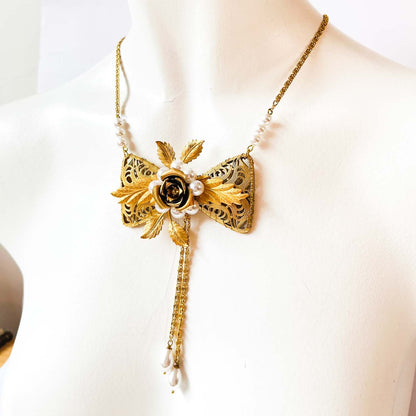 Collar Lazo Dorado Vintage con Perlas y Rosa