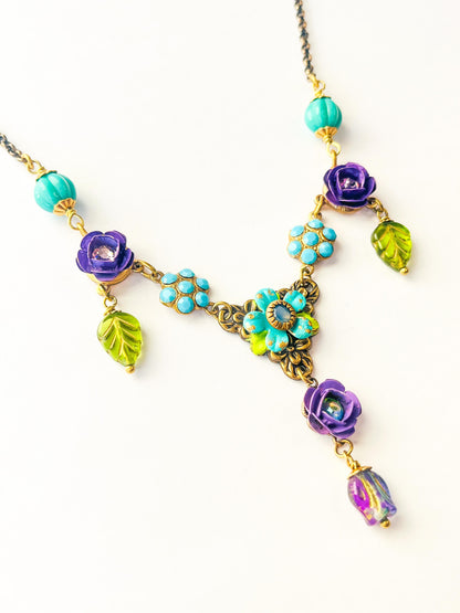 Jardín de Luna - Collar Floral con Rosas Violeta y Cristales Turquesa