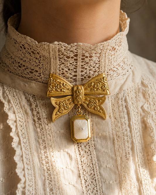 Prendedor lazo dorado con relicario | Broche vintage elegante