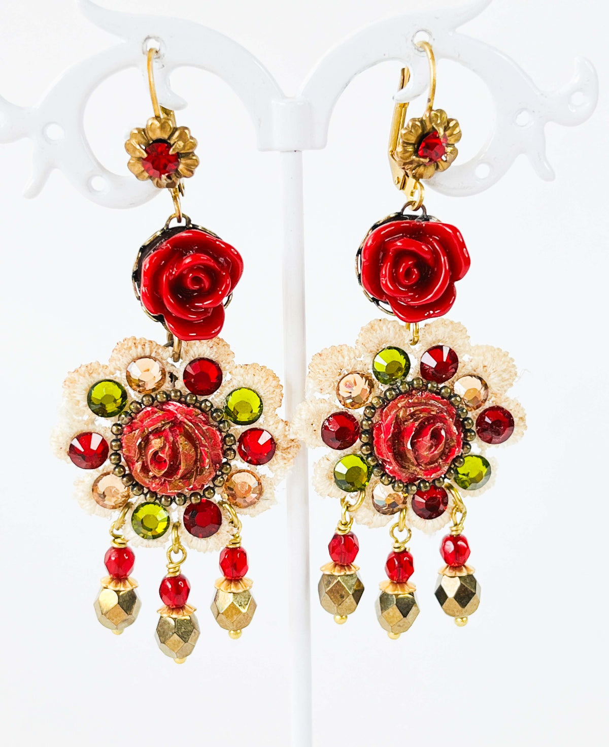 Pendientes largos de encaje bordado beige, rosas rojas y cristales de swarovski tonos beige, verde oliva y rojo. Gancho cerrado francés con flor. 