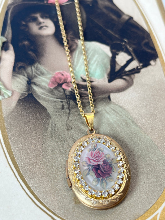Relicario Camafeo Floral Vintage – Collar Romántico de Rosas