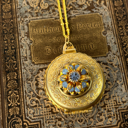 hermoso relicario dorado vintage con flor azul