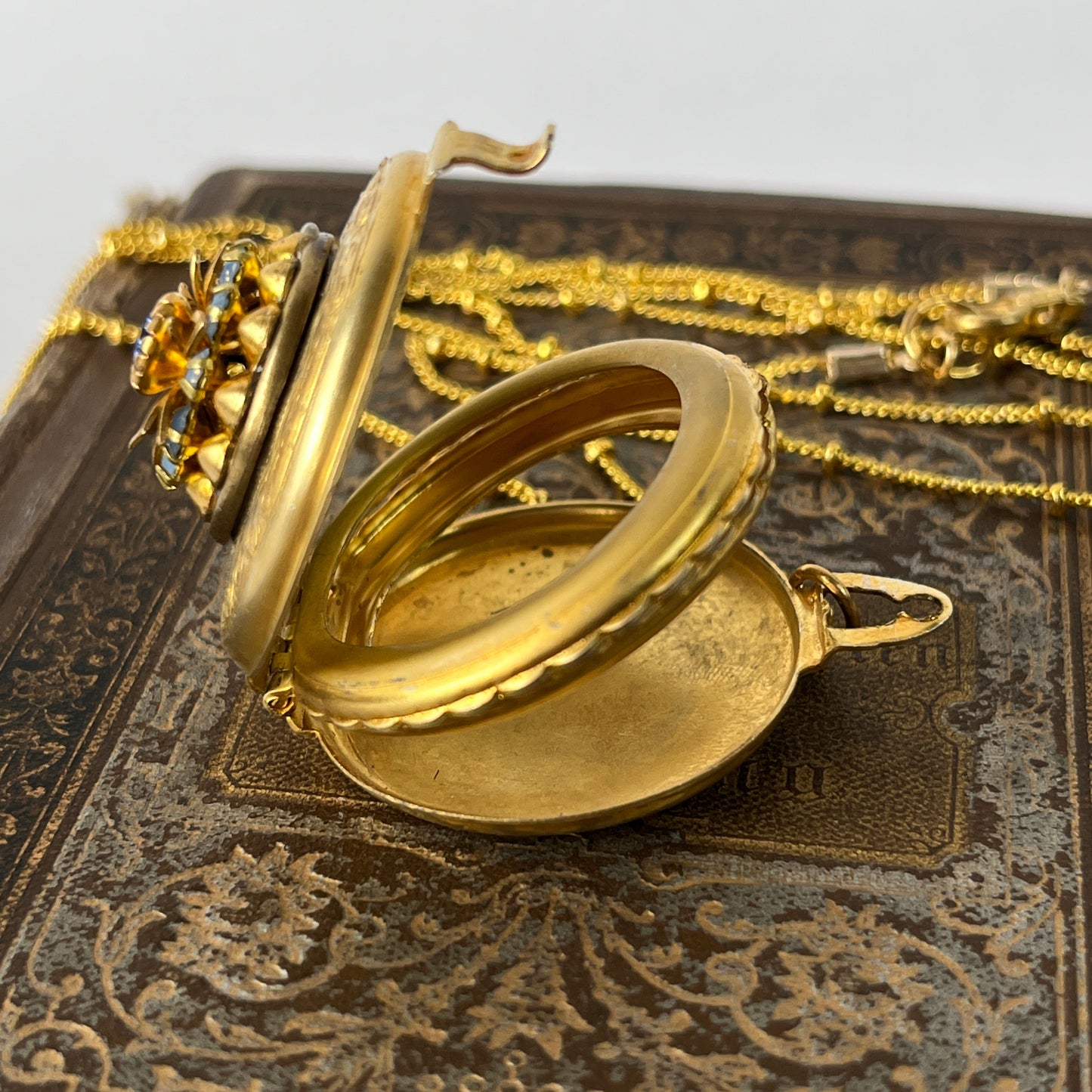 Relicario Florecer Dorado - Pieza Única de Colección -