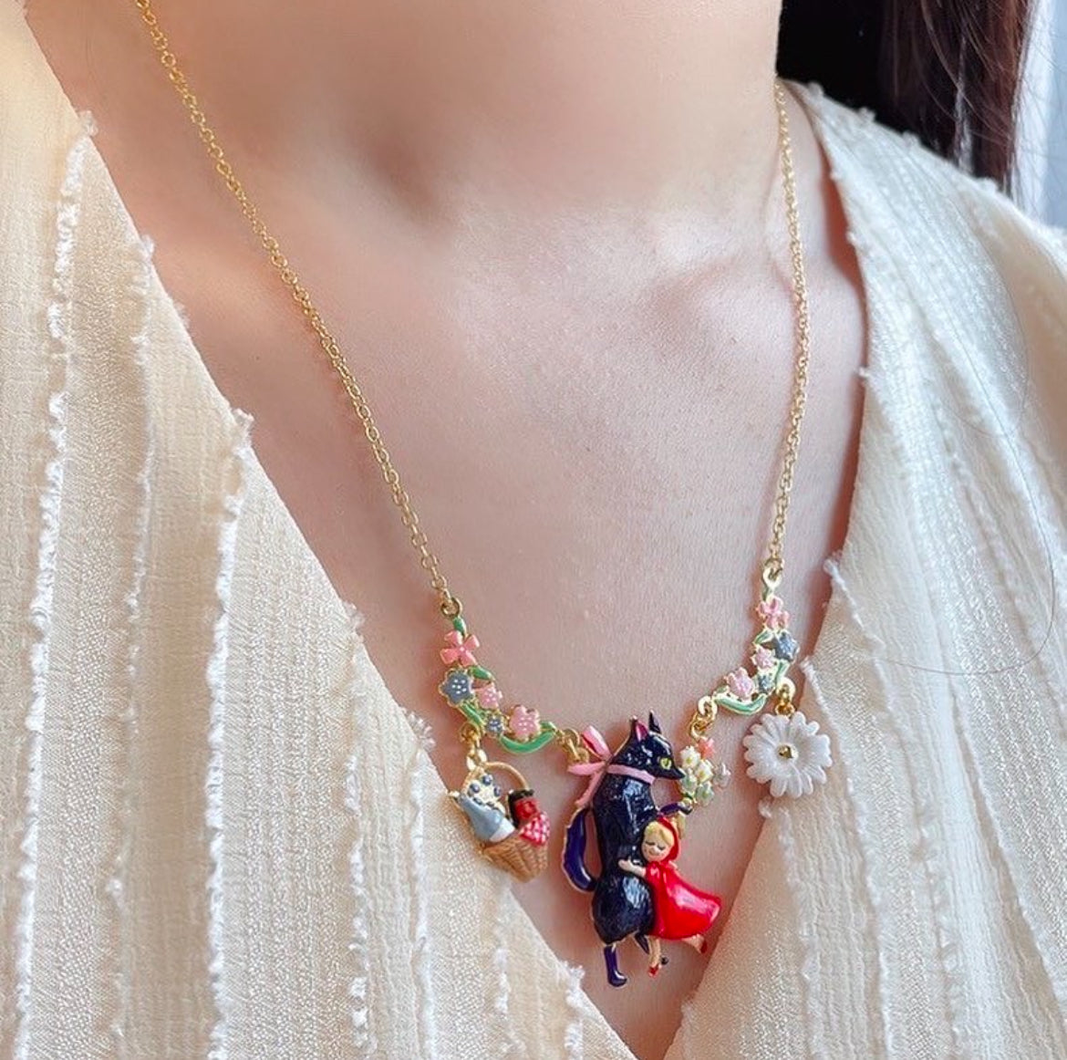 Collar Llamativo Flores del Lobo Feroz y Caperucita Roja N2 Les Nereides