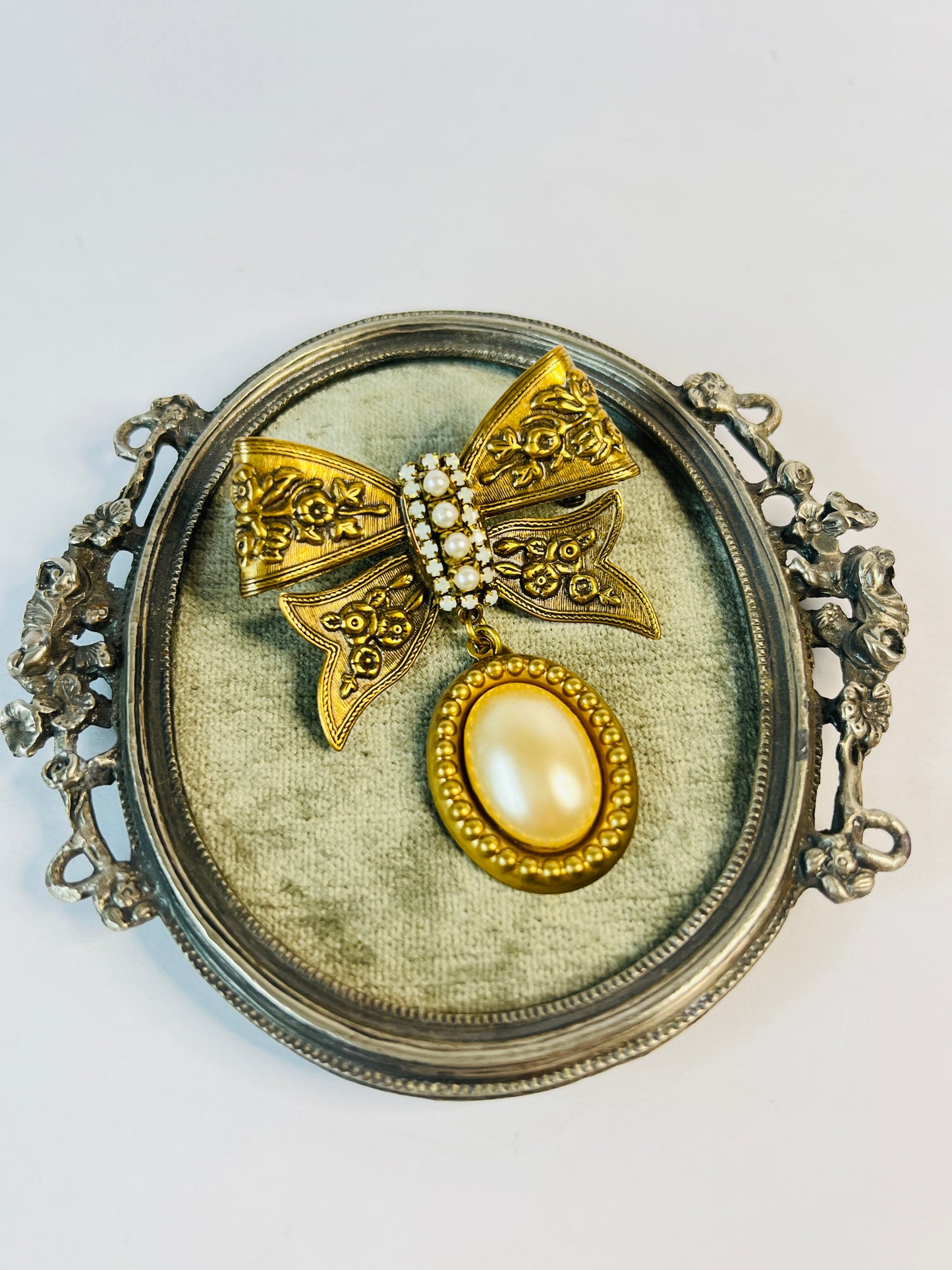 Prendedor lazo dorado con perla | Broche vintage elegante