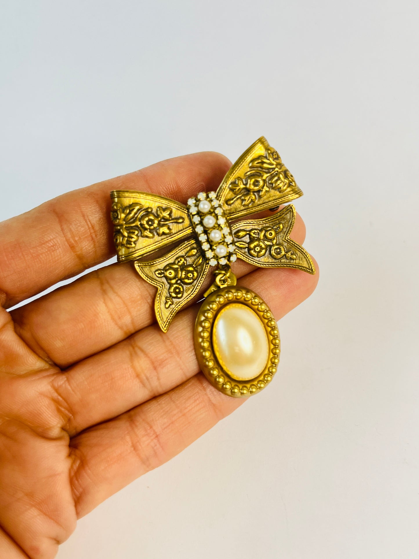 Prendedor lazo dorado con perla | Broche vintage elegante