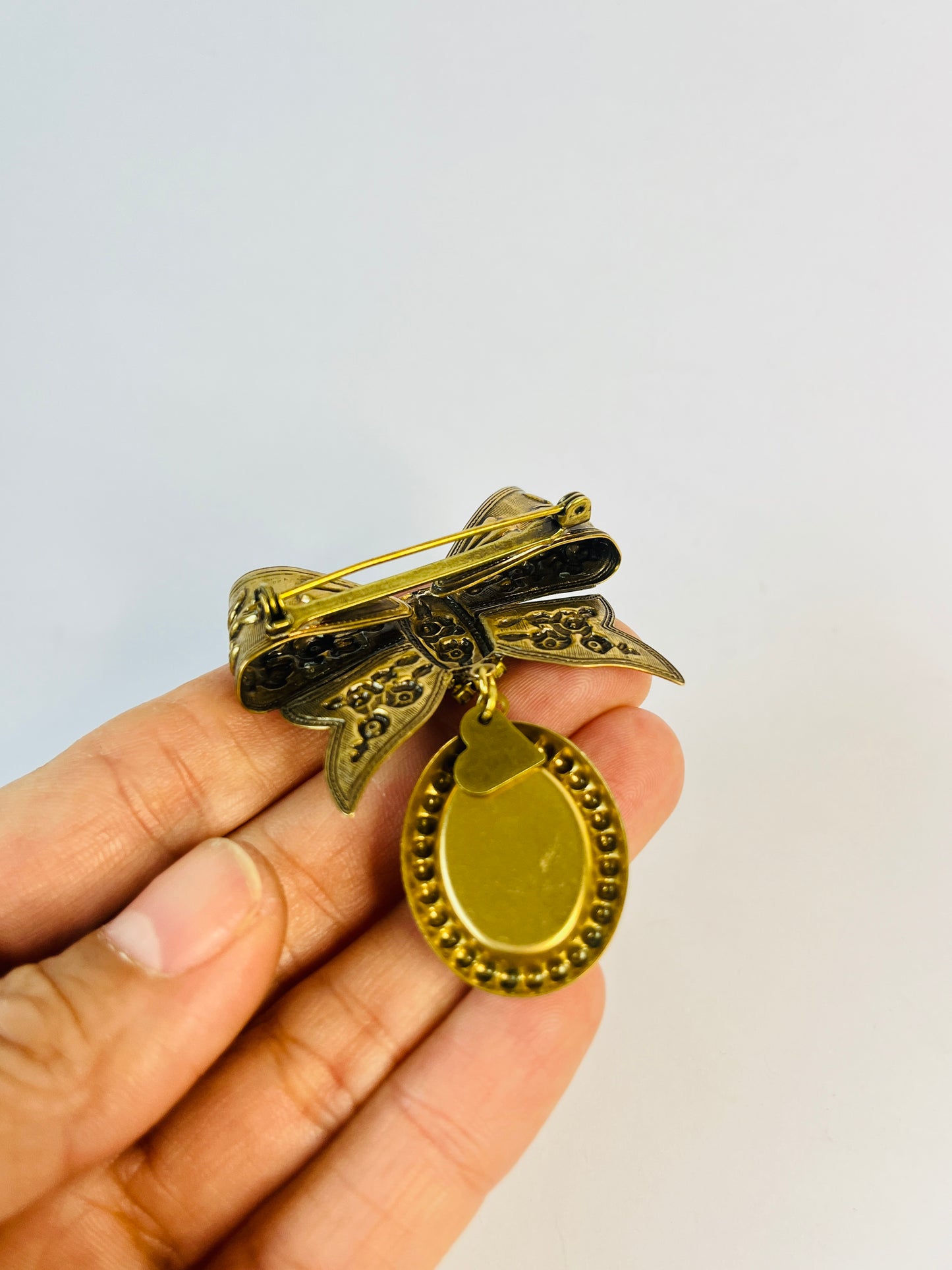 Prendedor lazo dorado con perla | Broche vintage elegante