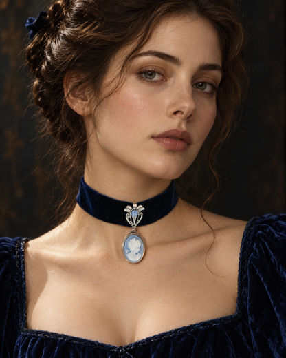 Mujer luciendo Choker Dama Azul de terciopelo con camafeo vintage de Atelier de Bijoux