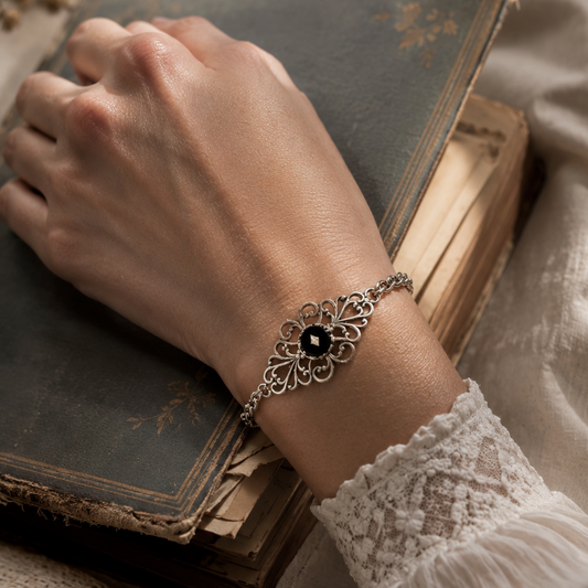 Pulsera Filigrana metálica ornamental Piedra negra central