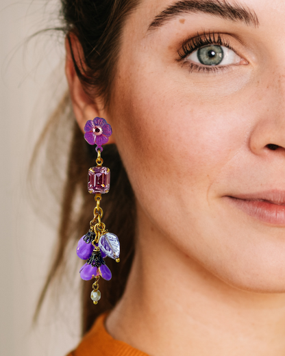 Aros Largos Cascada Floral - Flores Color Violeta y Cristal -