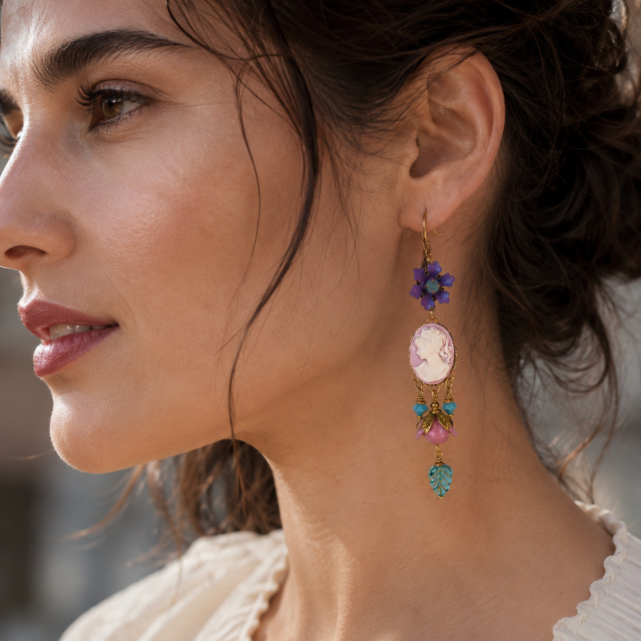 aros camafeo y flores violeta