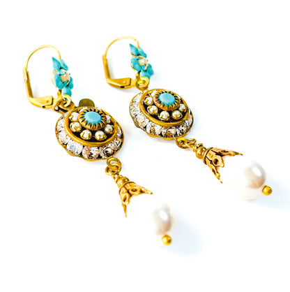 aros colgantes dorado y turquesa con cristales y perlas estilo bridgerton