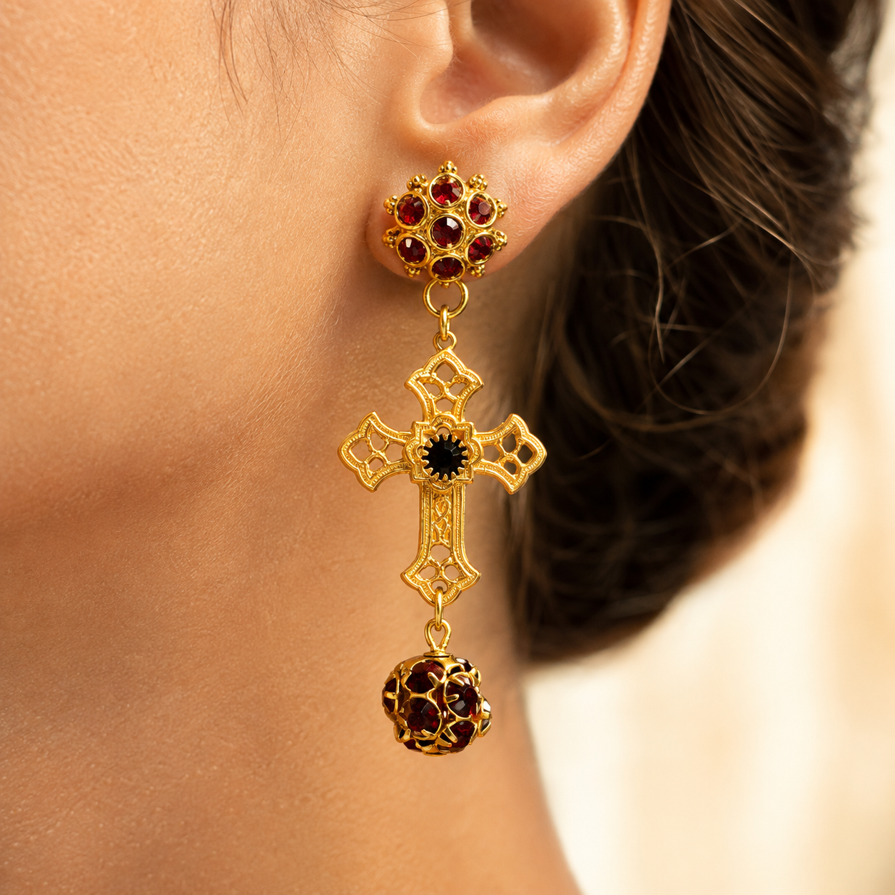 aros cruz con base de flor de cristal rojo granate