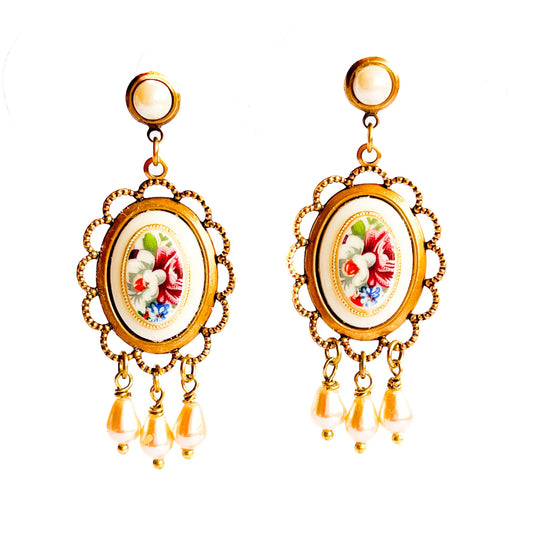aros camageo floral blanco y perlas en gota