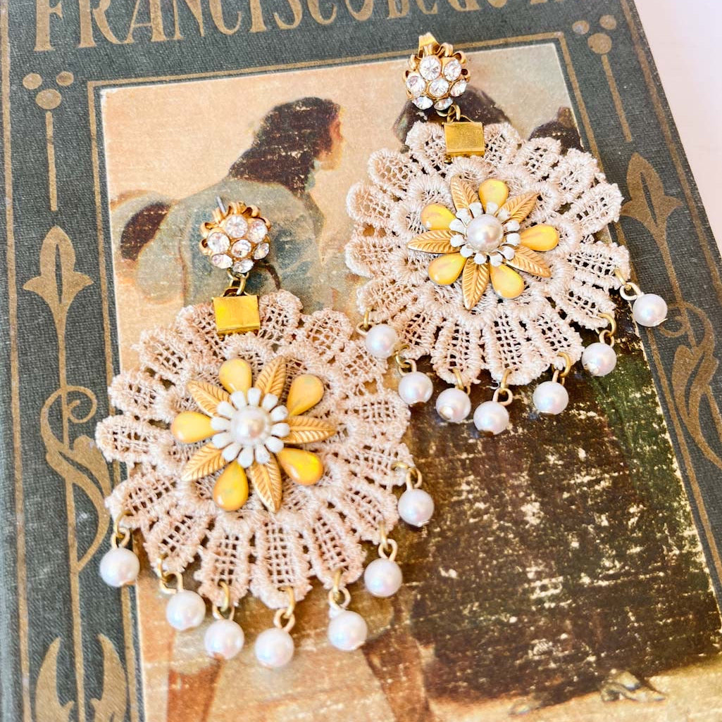 aros delicados sofisticados
joya floral exclusiva