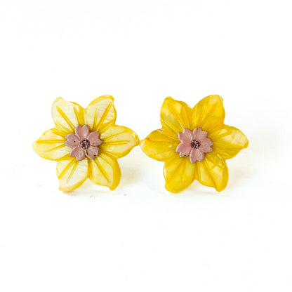aros flor de nácar amarillo