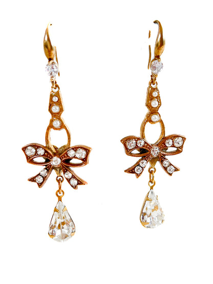 aros largos dorados con lazos y lágrimas de cristal de Atelier de Bijoux