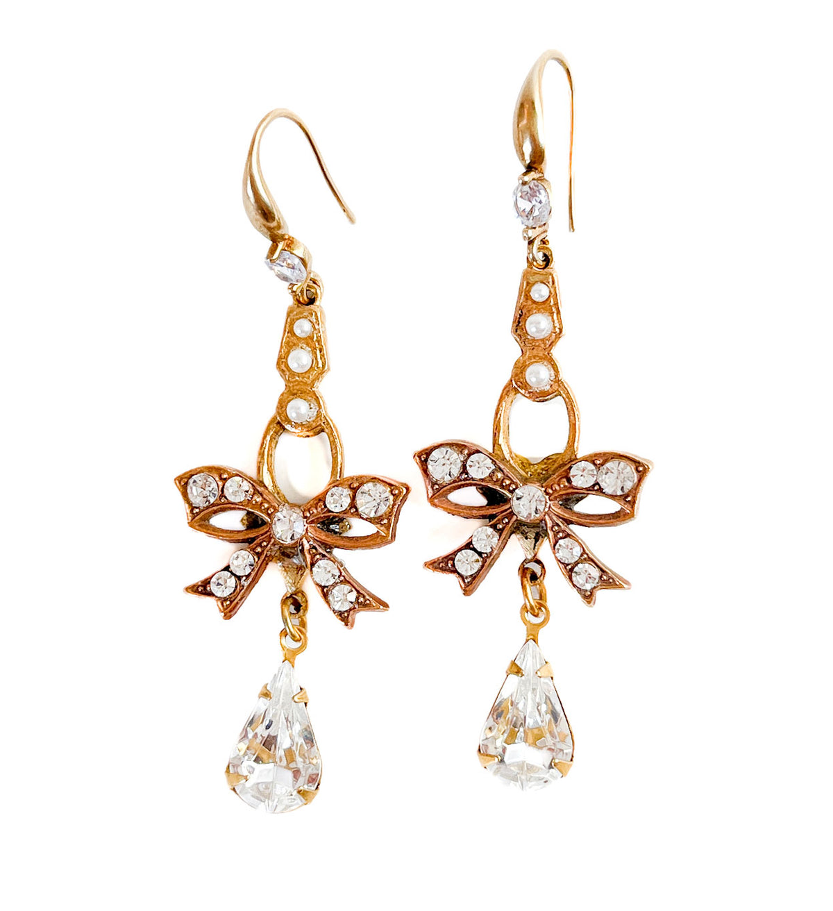 aros largos dorados con lazos y lágrimas de cristal de Atelier de Bijoux