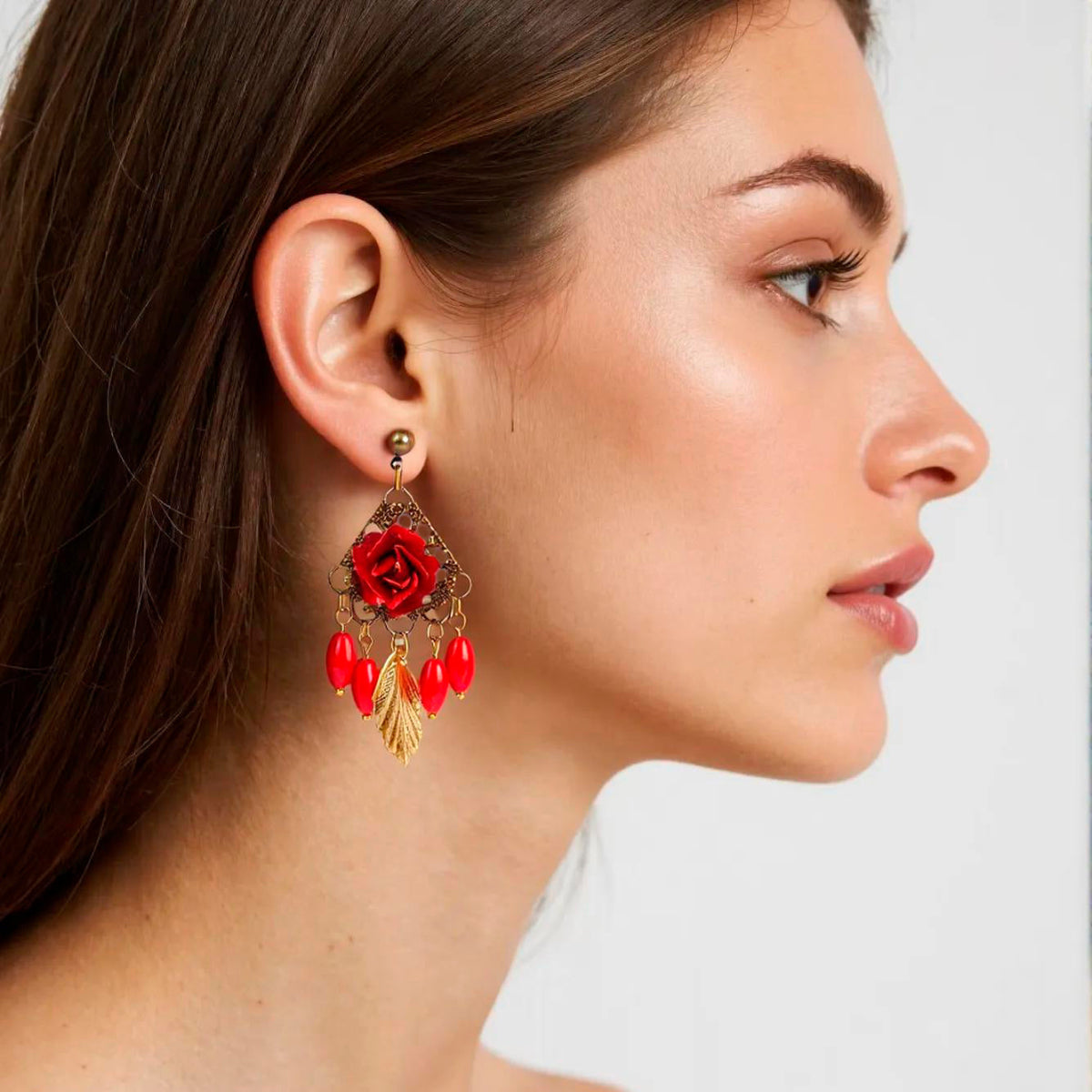 aros pendientes colgante chandelier rosa roja con cuentas de coral