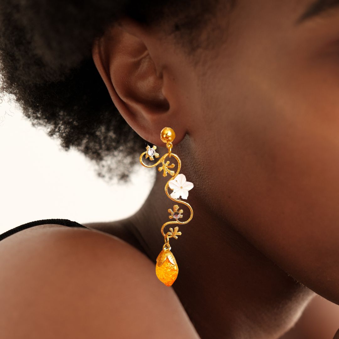 pendientes rama dorada con flor de nácar y limón de vidrio checo