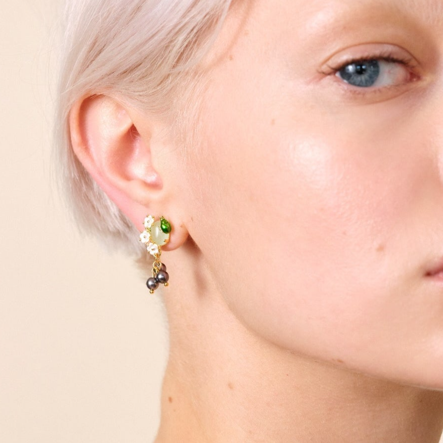 aros stud piedra verde y flores blancas