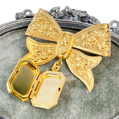 broche con relicario mujer vintage