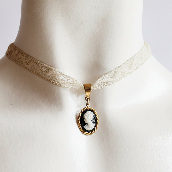 choker con camafeo y cinta de encaje