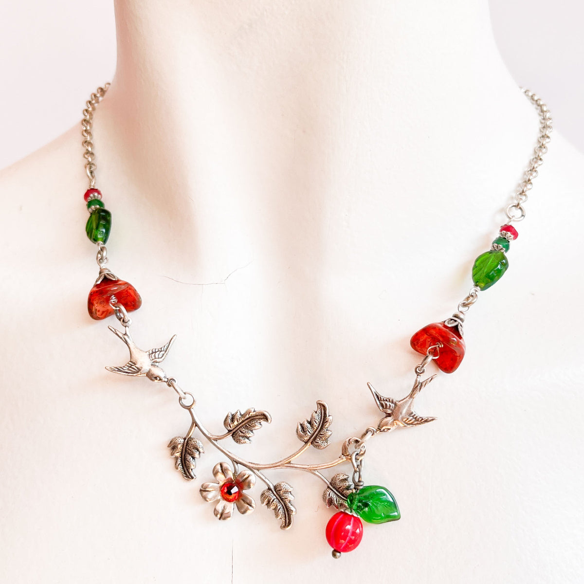 collar bucolico flores y golondrinas 