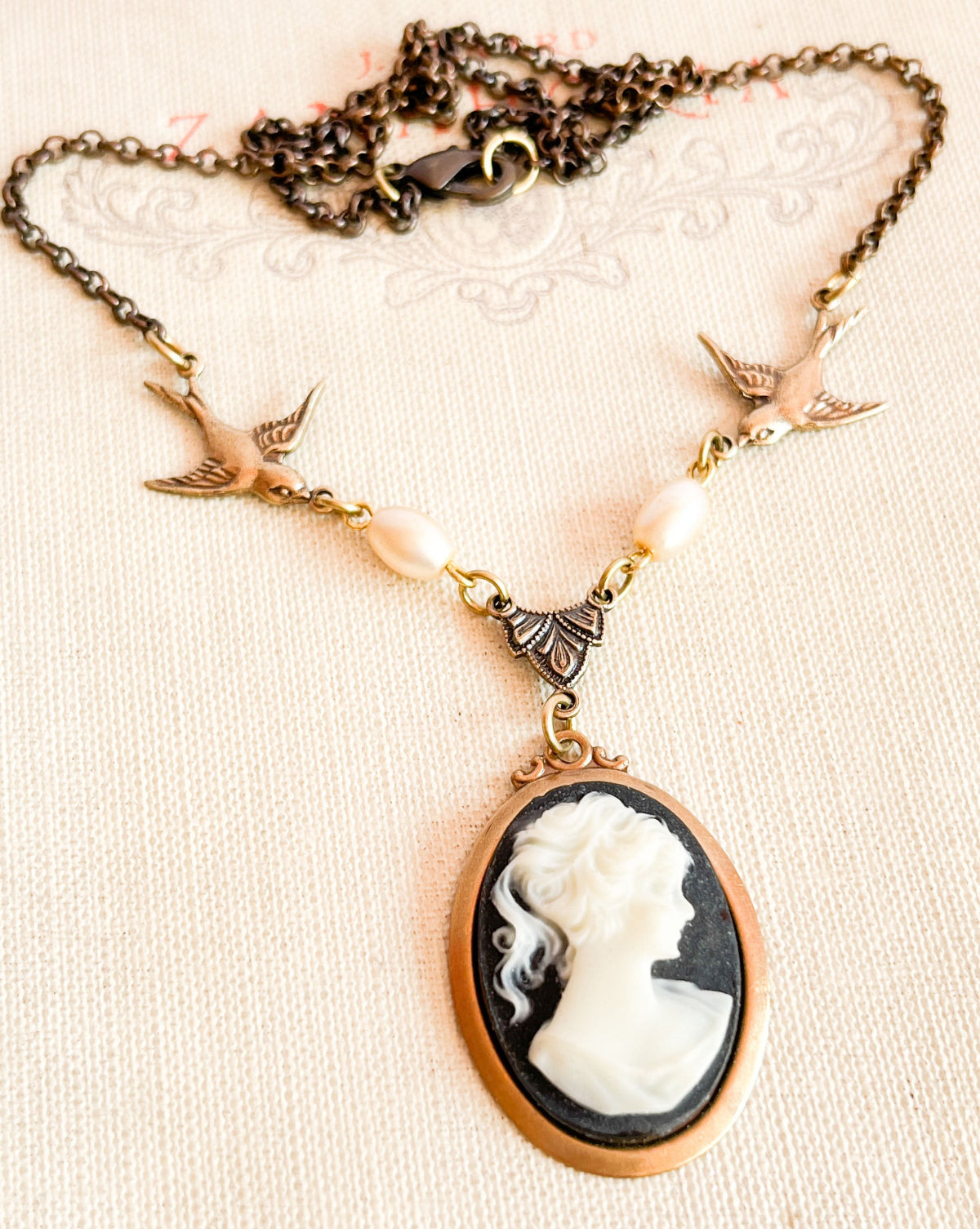 collar camafeo mujer elegante