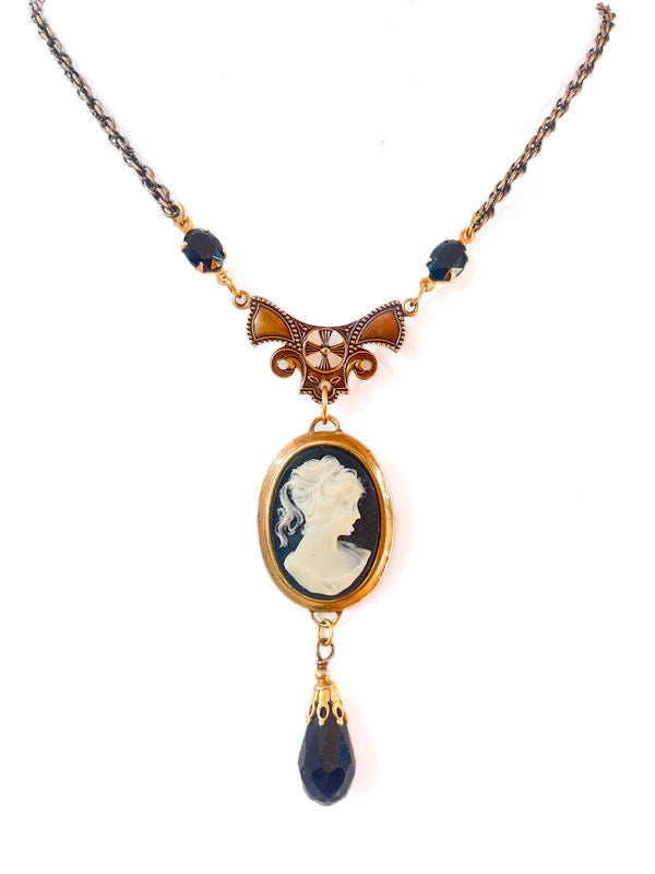 Mujer luciendo collar camafeo vintage con cristales negros de Atelier de Bijoux