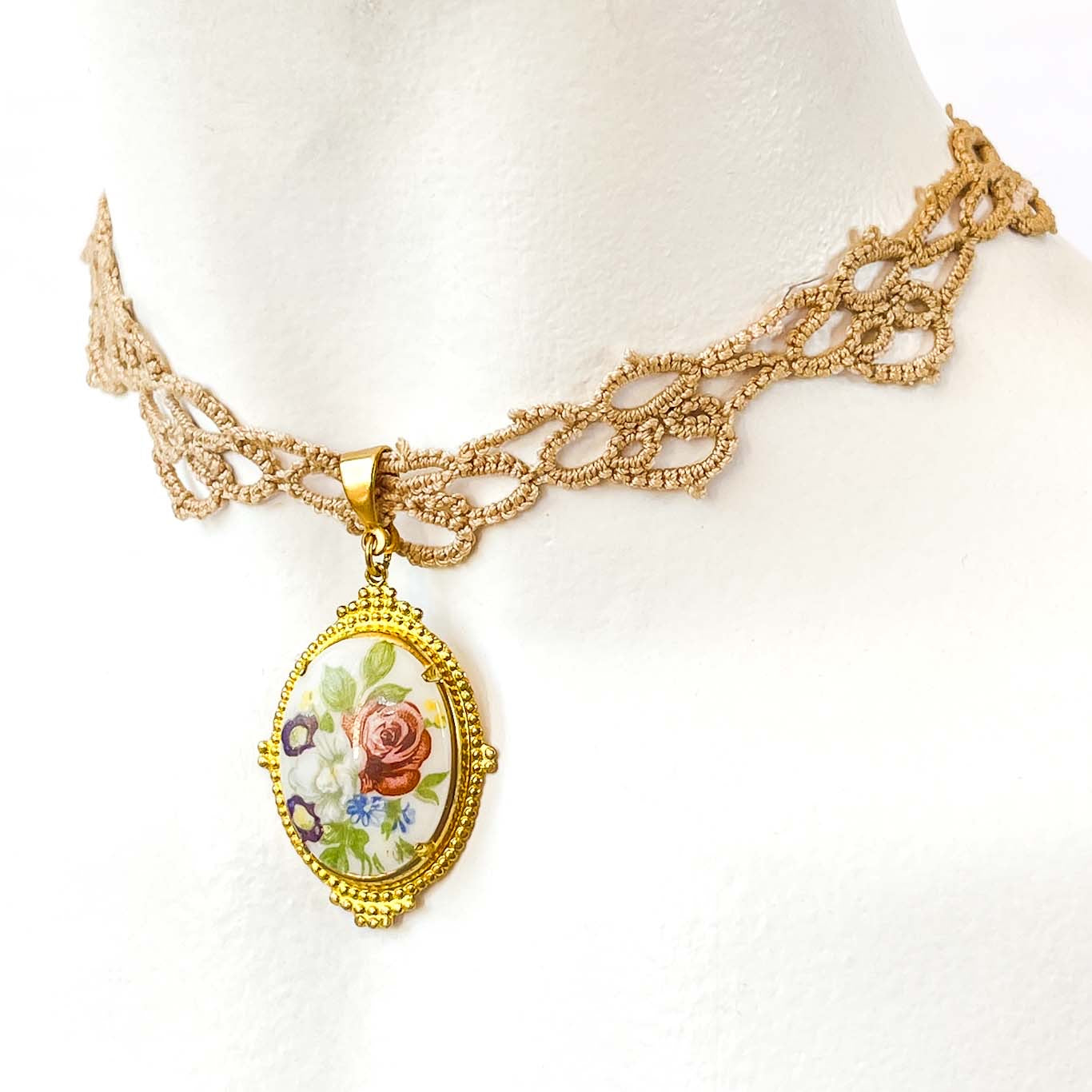 collar choker con camafeo de flores