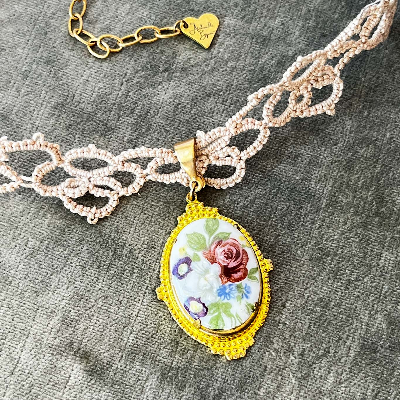 collar choker con camafeo de flores