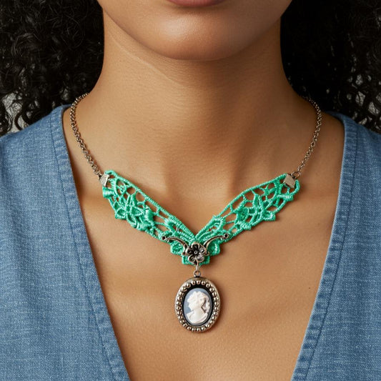 collar colgante camafeo azul y encaje