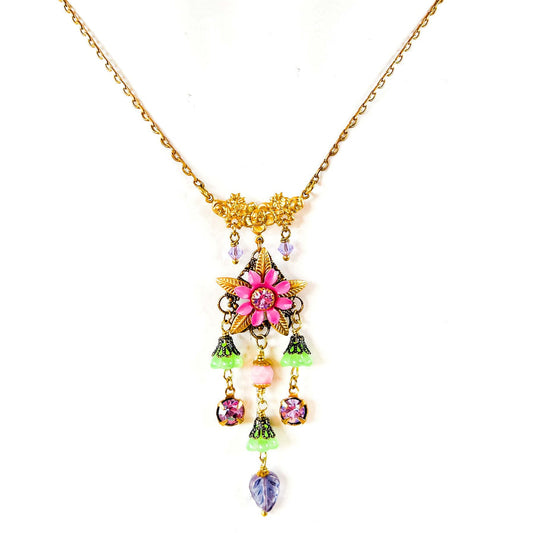 collar colgante floral en tonos rosado, dorado y verde.