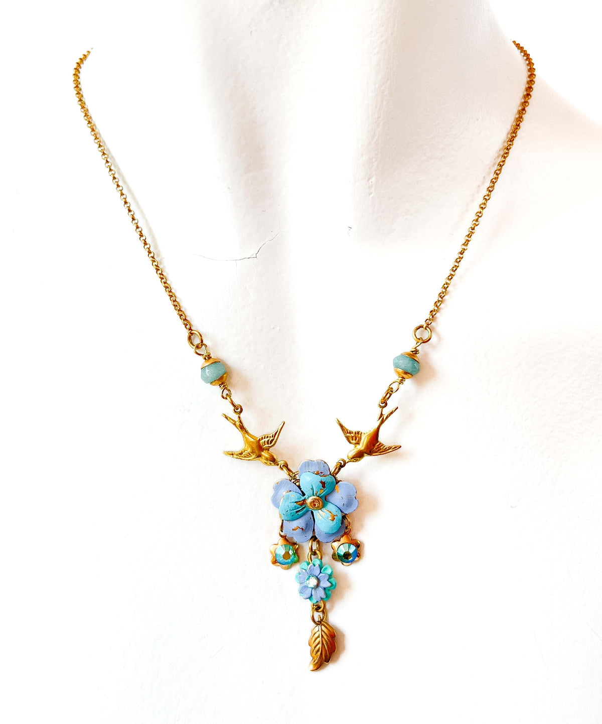 collar colgante flores azules y pajaritos