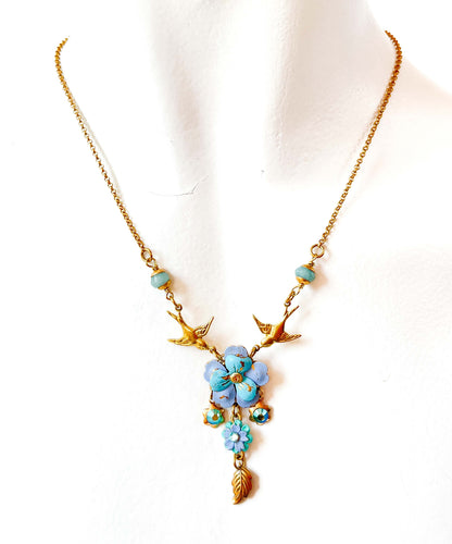 collar colgante flores azules y pajaritos