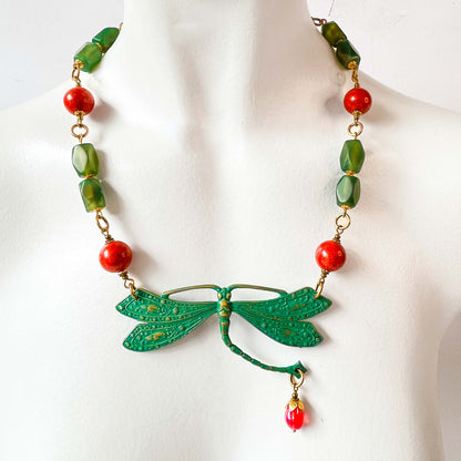 collar colgante libelula verde con piedras y vidrio artesanal
