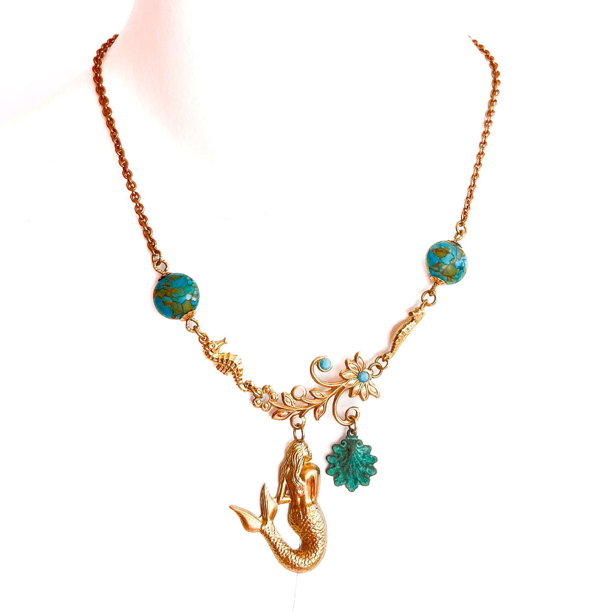 collar con caballitos de mar y sirena