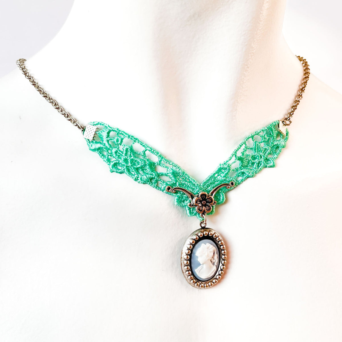 collar con colgante camafeo de resina en azul y verde agua