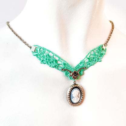 collar con colgante camafeo de resina en azul y verde agua