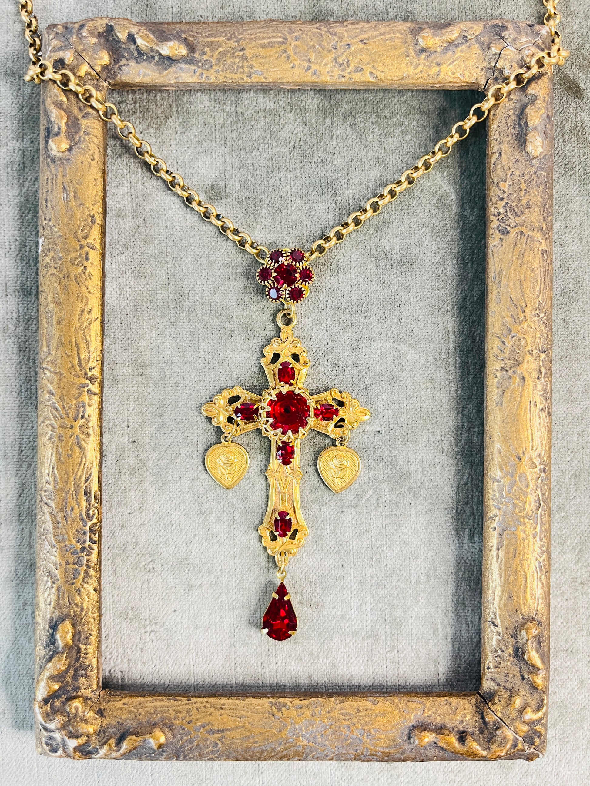 collar cruz elegante mujer