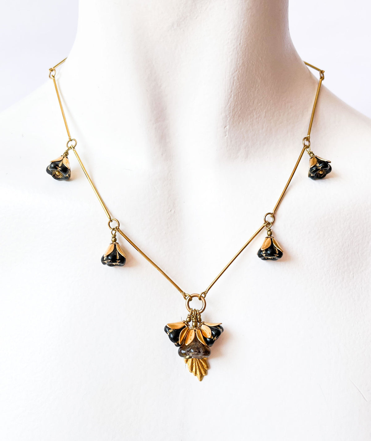 collar elegante negro flores