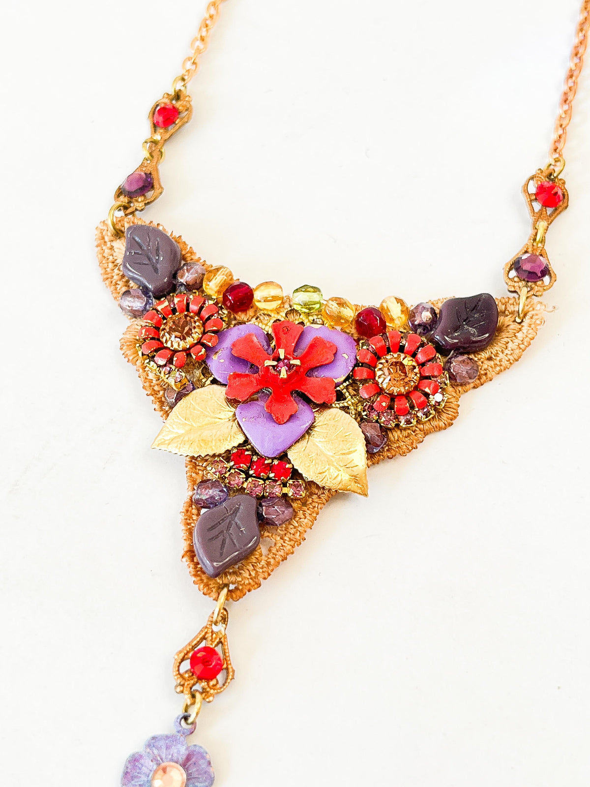 collar estilo bohemio flores con base de encaje y flores de metal