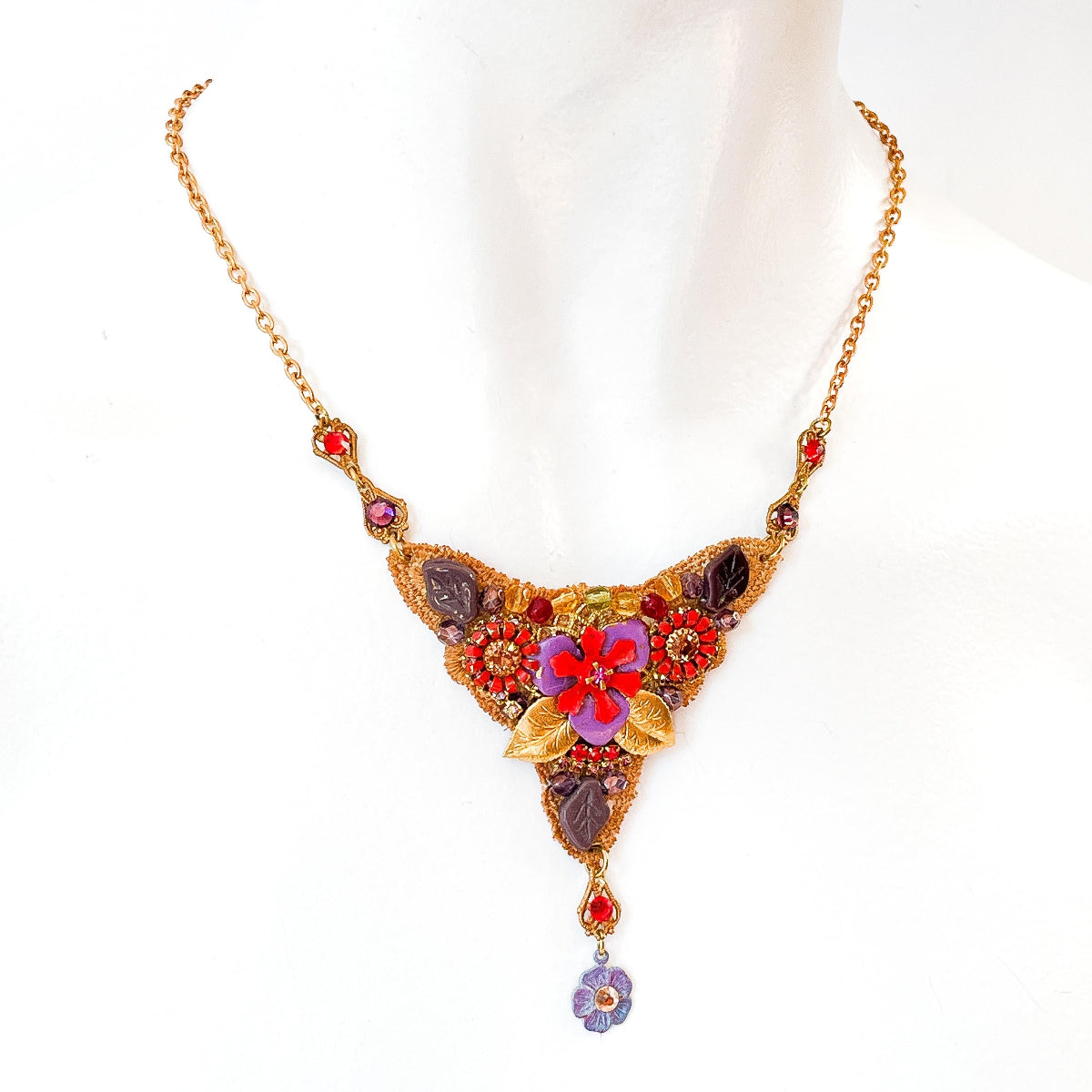 collar floral hecho a mano con base de encaje de estilo romantico