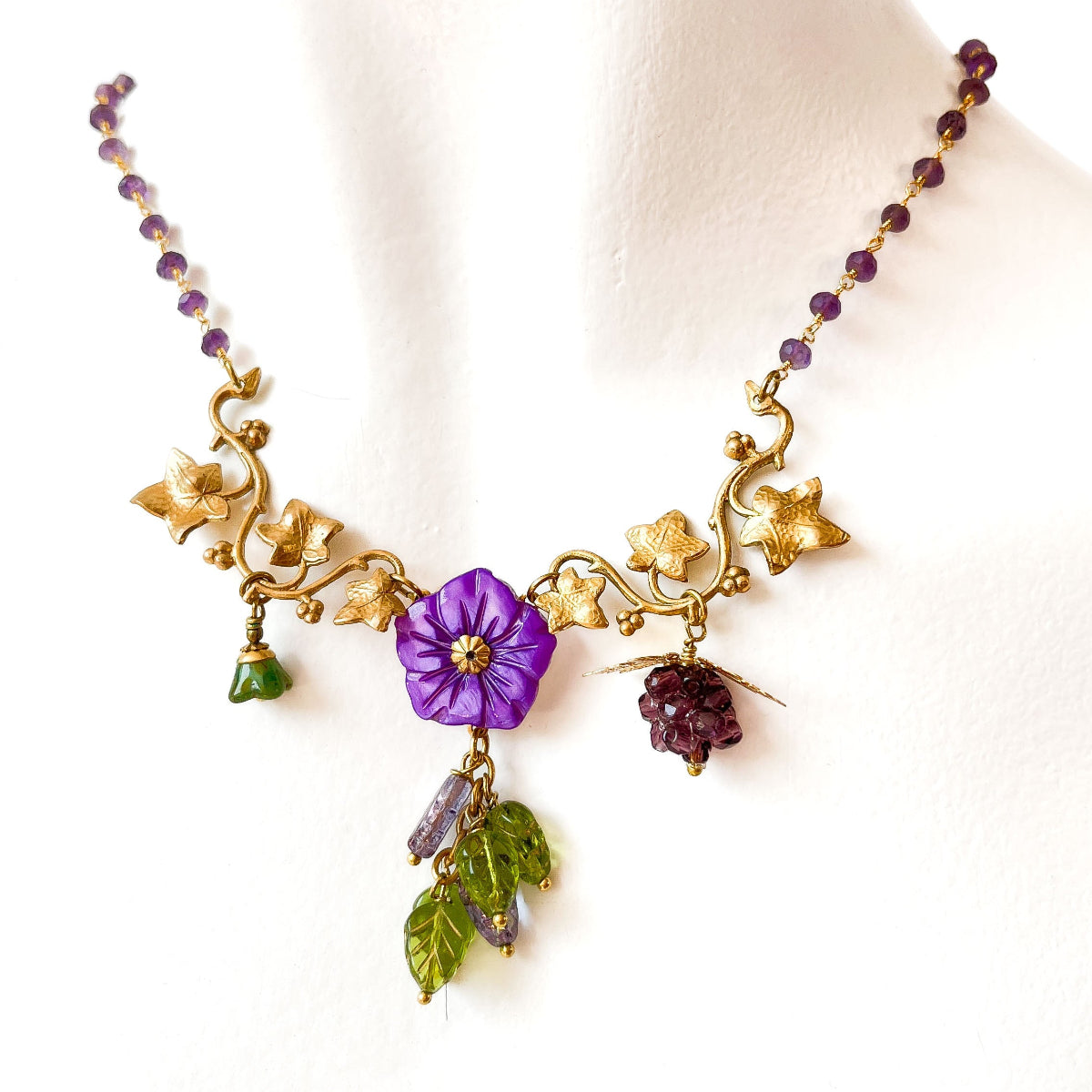 collar floral vendimia con flor de nácar